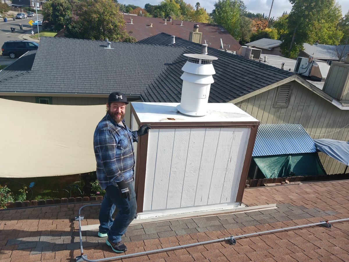 Multi-flue chimney fitted with a new cap